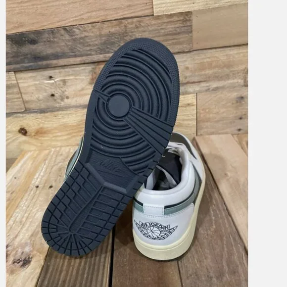 New Women's 9 / Men's 7.5 Nike Air Jordan 1 Low Jade Smoke w/ BOX - Picture 5 of 8